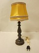 Lampe lavet af træ. inkl. skærm
H: 41,5cm