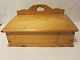 Fyrretræskasse med låg og flot bagkant
Gammel fyrretræskasse, Oprindelig beregnet til 
pudseklude og/eller skomager pudsegrejer
Ca. 1900