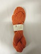 Roving er et naturprodukt af højeste kvalitet fra  
sydafrikanske angorageder blandet med den fineste 
merino fra får.
Den viste farve er: Orange, Farvenr. 4093
Prisen er pr. nøgle med 100 gram Roving