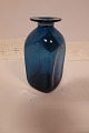 Vase fra Kastrup Vase fra Kastrup GlasværkFra Capri Serien, klart blåt glasBlå vase med hals med kraveDesign: Jacob E. Bang (1899-1965)Produceret på Fyns Glasværk i 1961 (udgår af produktion i 1973)H: ca. 15cmFlot stand