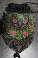Antik Perletaske
Den gamle taske fra slutningen af 1800-tallet er 
lavet som håndlavet perlebroderi med smukt mønster 
af roser
Posefacon med snøre i toppen for kombineret 
lukning og "hank"
L: 20cm (uden kvast)