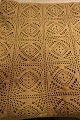 Sengetæppe håndhækletHæklet i et smukt utraditionelt mønster221cm x 167cmBeigefarvet