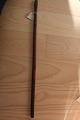 Nej, dette er ikke en alenstok, men derimod en 
½-meter-stok
Denne er fra starten af 1900-tallet og 
½-meter-stokkene er i dag sjældne, men her én af 
dem
Denne er lavet af træ
Stokken har mærker for målene (se foto)