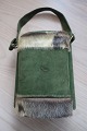Vintage taske med skindbesætning
Tasken anvendes på højkant
Med rem
God stand udvendig og indvendig, men med lidt 
slid på skindet