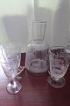 Vandkaraffel og 3 glas med hjortemotiv2 Grogg/Toddy-glas og et hvidvinsglasBemærk: 1 hvidvinsglas med lille fejlFormentlig Kastrup Glasværk