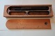 Pennalhus/pennehus af træ fra gammel tid, vi 
bliver helt nostalgiske
Medfølger: Griffel og blækpen
Lavet af træ
L: 23cm