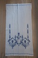 Paradestykke
Smukt gammelt paradestykke med blåt håndbroderi
110cm x 56cm
Antikt, dansk linned og olmerdug er vores 
speciale