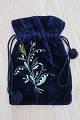 Antik smuk, elegant, gammel håndtaske håndlavet af 
mørk blåt velour/stof
Håndbroderet
Lukning med snor, som også udgør lille "håndtag"
Fra ca. 1880-1900