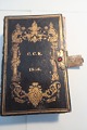 Evangelisk-christelig Psalmebog - til brug ved 
Kirke og Huus Andagt
Fra 1856
Med sølvlukke og glas-flusses
U/stempel
Loose at the back