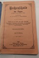 Rechenschule
von Chr. Gaggau
Herausgeben von der Gaggau-Stiftung
Stoffe für das fünfte und sechtes Schuljahr
1911
Tysk tekst
Sideantal: 80
