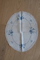 Gammel oval dug
Håndbroderet med farvet broderi
Ca. 55cm x 44cm
