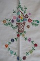 Gammel dug
Håndbroderet med  farvet broderi
Ca. 160cm x 93cm