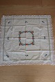 Gammel dug
Håndbroderet med  farvet broderi
Ca. 100cm x 96cm