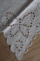 Gammel dug med sommerfugle-broderi
Håndbroderet med hvidt broderi
Ca. 52cm x 52cm