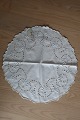 Gammel rund dug
Håndbroderet med hvidt broderi
Diam: 52cm