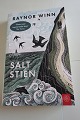 Saltstien
Af Raynor Winn
, hvor forfatteren selv beskriver: En gribende 
beretning om at rammes af flere ulykker inden for 
kort tid, økonomisk, helbredsmæssit og derfor i 
afmagt smide deres sidste ejendele i rygsækken og 
går … og går. De begiver sig ud p