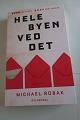 Hele byen ved det
Roman
Af Michael Robak
Om hævn, forfald, kærlighed og bedrag - Spændende 
beskrevet
Forlag Gyldendal
2014
Sideantal 283