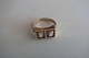 Unika ring i 14 Karat guld med 2 mælketænder 
indfattet
Stemplet: 585
Design: P. H. Jensen, Danmark
Størrelse 53/54
Fra start/midt 1960'erne