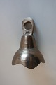 Smuk, gammel klokke, med takket kant
Messing
Mangler det lille metalstykke, som kan bringe den 
til at ringe, - men det kan laves
H: 5cm