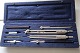 A big set of compasses/dividers, with many items
Mærket: Präzision, Ecopra
L: 25cm (the box)
In a good condition