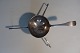 Antik tesi af sølv med initialer
Fra 1800-tallet
Ikke stemplet
L: ca. 16cm med håndtag, selv tesien er ca. 5cm i diameter