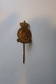For samlere:
Ældre reversnål / Kongeemblem
Udført i gult metal med bogstaverne CX
Fremstillet efter en tegning af Poul Søbye 
(1889-1965)
Dateret: 26.9.1940
L: 4cm