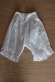 Good old pantalettes with embroidery made by hand
Measure pantalettes :
Cirkumference by the waist: 70cm
Cirkumference pedometer: 40cm
H: 64cm
Very beautiful and special
In a good condition