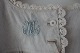 Frauenhemd / Kleid aus Flachs gemacht
Ein antikes Frauenhemd mit hand gestickten Knopflöcher, handgestickten 
Initialien u.a.
Das antikke, dänishe Leinen und Barchent ist unser Sondergebiet