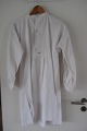Hemd / Kleid aus Flachs gemacht, mit lange Ärmel
Ein antikes Frauenhemd mit hand gestickten Knopflöcher, handgestickten 
Initialien u.a.
Das antikke, dänishe Leinen und Barchent ist unser Sondergebiet