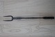 Eine antike Gabel
Handgeschmidet aus Eisen
Perfekt beim Grill und noch besser beim Feuer
L: 58,5cm
Um 1850
In gutem Zustand
