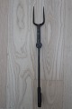 Antik stege gaffel
Perfekt ved grillen, og endnu bedre ved bålet
L: 45cm
Fra ca 1850