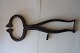 Antik kandistang/sukkertang
Håndsmedet i jern
L: 27cm
Fra ca. 1850