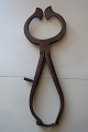 Eine antike Kandiszange/Zuckerzange
Handgeschmidet aus Eisen
L: 20cm
Um 1850
