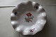 Royal Copenhagen (RC)
Af porcelæn
Lille skål m/bølgekant og guldkant
1. sortering
Diam: 17,5cm