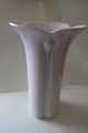 A beautiful white vase from Arzberg, Germany
Theis vase makes the flowers even more beautiful
Porcelain
H: 19cm
In a good condition