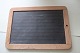 Eine alte Schule-Tafel aus Schiefer mit Rahmen aus Holz