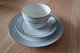 Seltene Kaffeegeschirr aus Arzberg, in total 52 Teile
Weiss mit weiten hellblauen Kanten und 2 goldenen Streifen
Aus Porzellanfabrik Arzberg, Geschäftsgründung 1887
18x Untertassen
13x Tassen
16x Kuchentellern
1x Kaffekanne mit Deckel
1x Suckerscha
